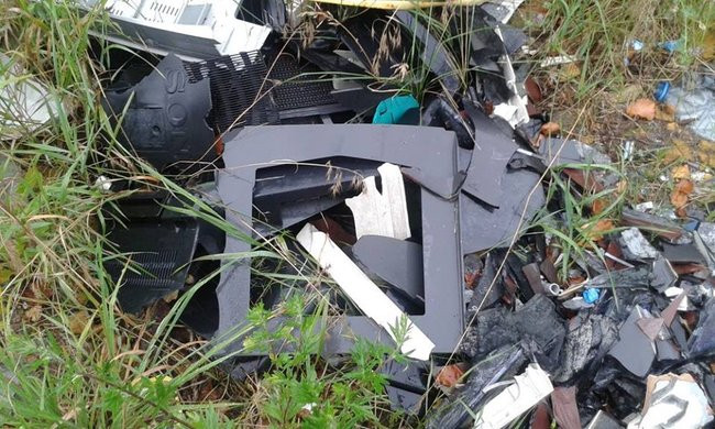 Wielkie dzikie wysypisko śmieci (zdjęcia)