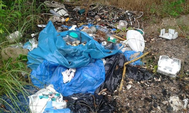 Wielkie dzikie wysypisko śmieci (zdjęcia)