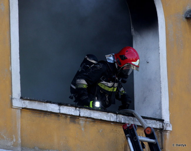 Pożar budynku przy ul. Dąbrowskiego (zdjęcia)