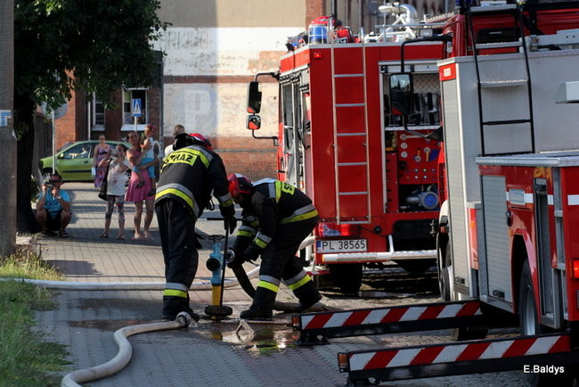 Pożar budynku przy ul. Dąbrowskiego (zdjęcia)