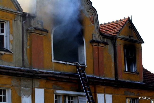 Pożar budynku przy ul. Dąbrowskiego (zdjęcia)