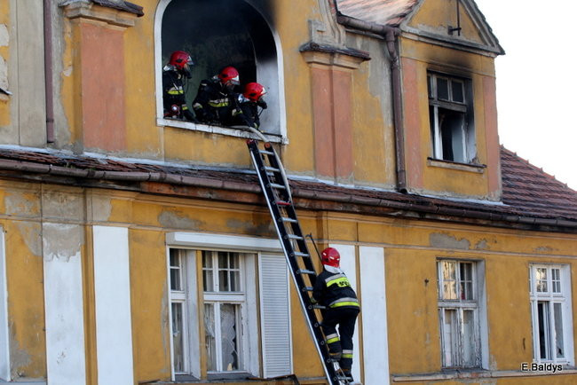 Pożar budynku przy ul. Dąbrowskiego (zdjęcia)