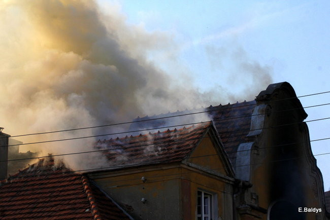 Pożar budynku przy ul. Dąbrowskiego (zdjęcia)