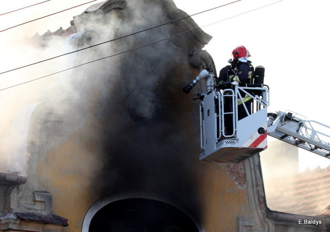Pożar budynku przy ul. Dąbrowskiego (zdjęcia)