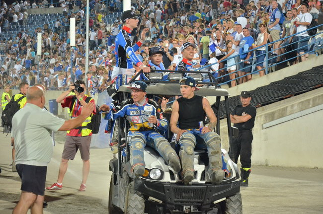 Kibice ponieśli Byki do triumfu (zdjęcia)