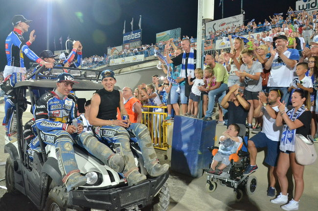 Kibice ponieśli Byki do triumfu (zdjęcia)