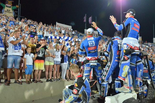 Kibice ponieśli Byki do triumfu (zdjęcia)