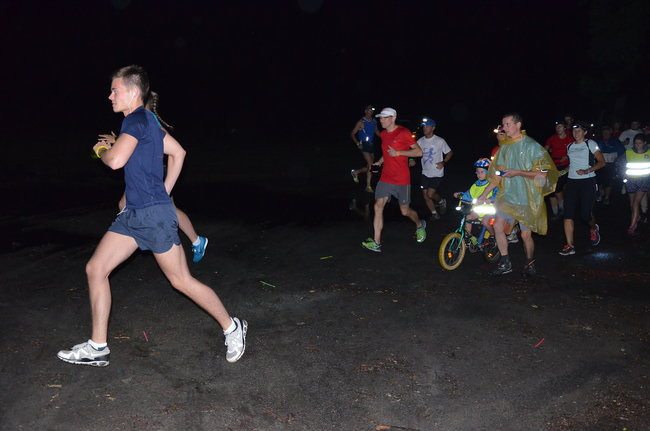 Nocny jubileusz Parkrunu Leszno (zdjęcia)