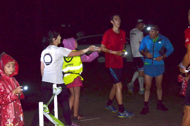 Nocny jubileusz Parkrunu Leszno (zdjęcia)