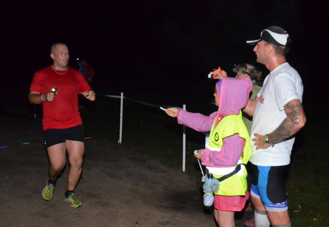 Nocny jubileusz Parkrunu Leszno (zdjęcia)