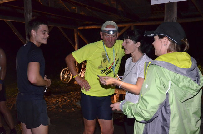 Nocny jubileusz Parkrunu Leszno (zdjęcia)