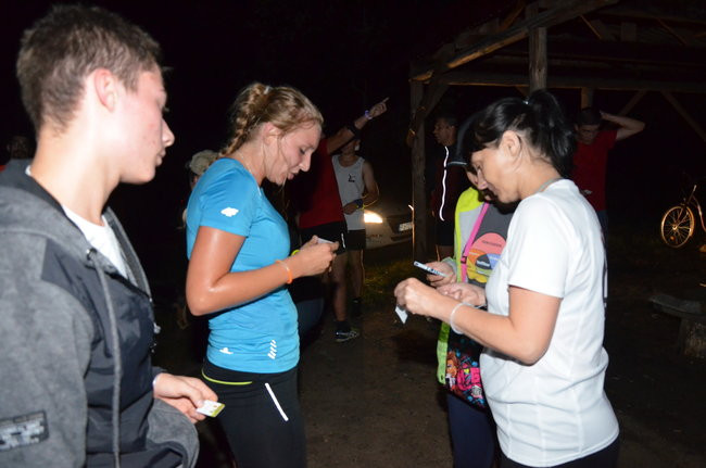 Nocny jubileusz Parkrunu Leszno (zdjęcia)
