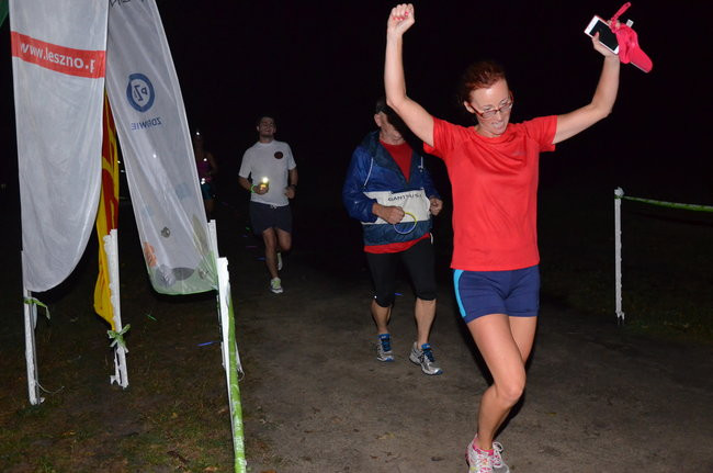 Nocny jubileusz Parkrunu Leszno (zdjęcia)