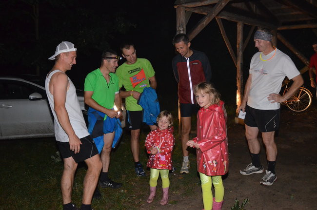 Nocny jubileusz Parkrunu Leszno (zdjęcia)