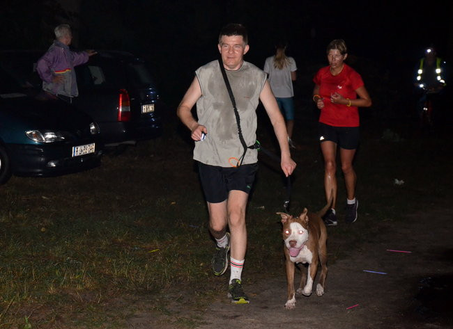 Nocny jubileusz Parkrunu Leszno (zdjęcia)