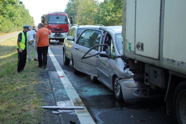 Zderzenie trzech aut koło Augustowa (zdjęcia)