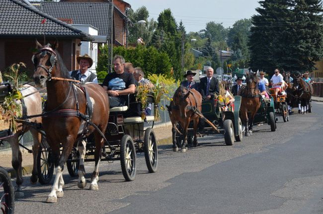 W Jeziorkach częstowano chlebem (zdjęcia)