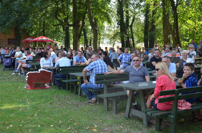 W Jeziorkach częstowano chlebem (zdjęcia)