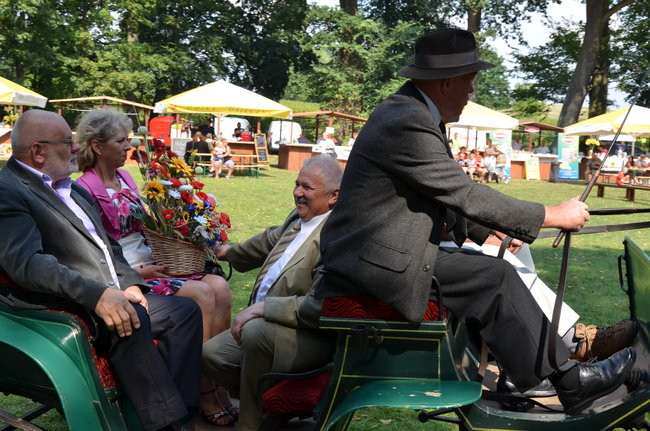 W Jeziorkach częstowano chlebem (zdjęcia)