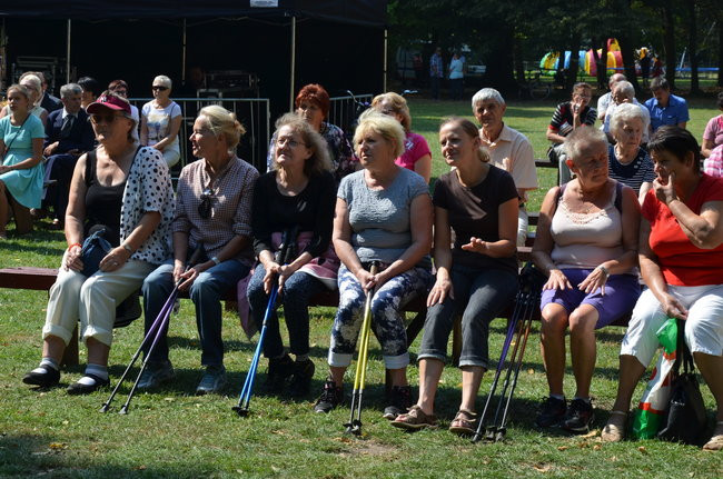 W Jeziorkach częstowano chlebem (zdjęcia)