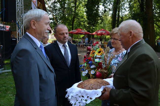 W Jeziorkach częstowano chlebem (zdjęcia)