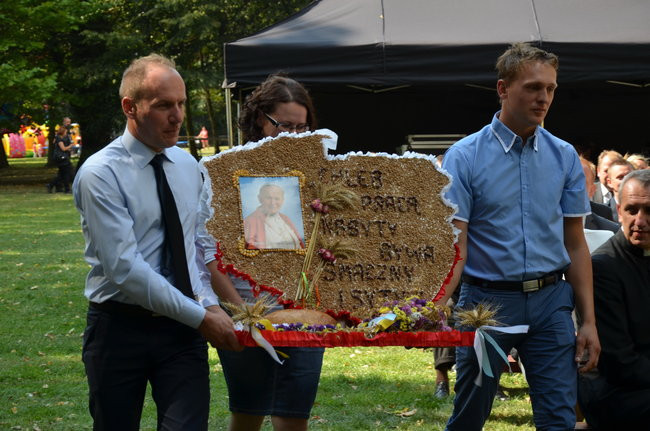 W Jeziorkach częstowano chlebem (zdjęcia)