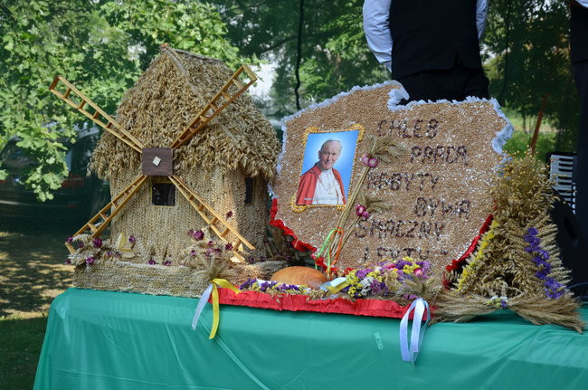 W Jeziorkach częstowano chlebem (zdjęcia)