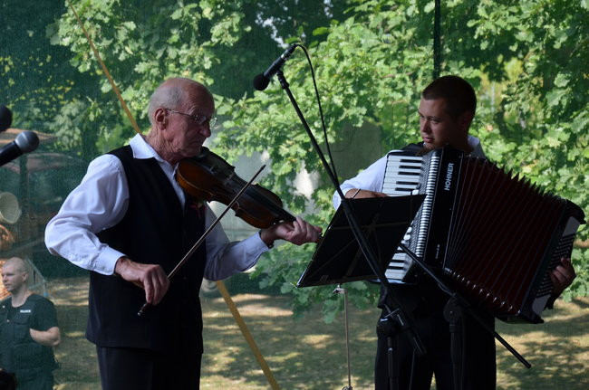 W Jeziorkach częstowano chlebem (zdjęcia)