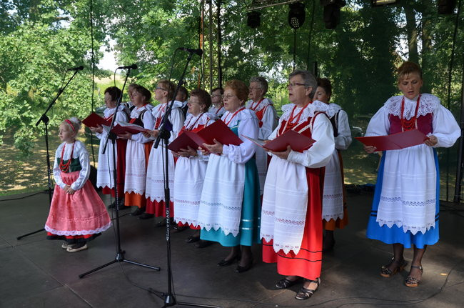 W Jeziorkach częstowano chlebem (zdjęcia)