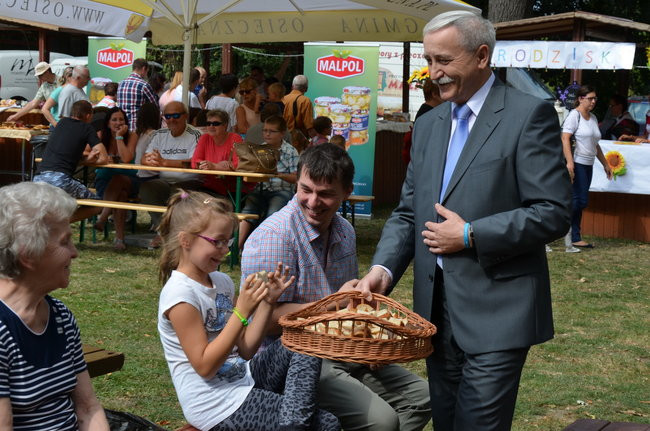 W Jeziorkach częstowano chlebem (zdjęcia)
