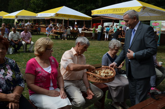 W Jeziorkach częstowano chlebem (zdjęcia)