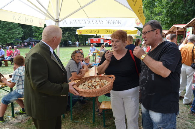 W Jeziorkach częstowano chlebem (zdjęcia)