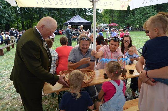 W Jeziorkach częstowano chlebem (zdjęcia)
