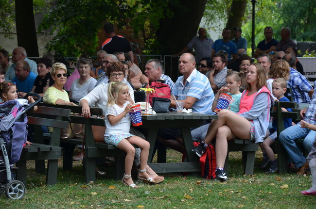 W Jeziorkach częstowano chlebem (zdjęcia)