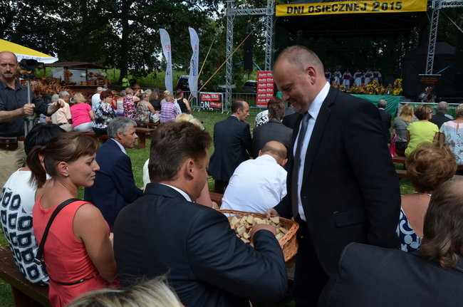 W Jeziorkach częstowano chlebem (zdjęcia)