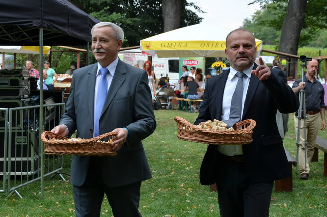 W Jeziorkach częstowano chlebem (zdjęcia)