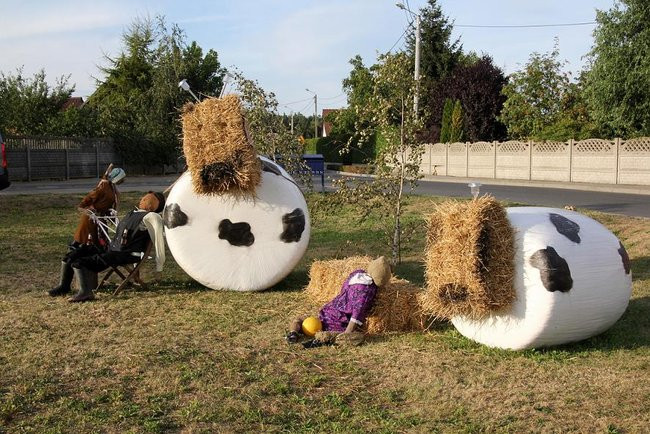 Dożynkowe dekoracje z balotów słomy (kilka zdjęć)