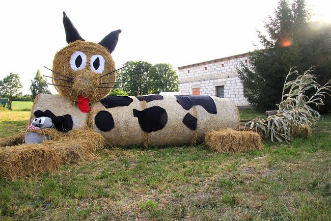 Dożynkowe dekoracje z balotów słomy (kilka zdjęć)