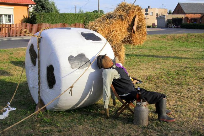 Dożynkowe dekoracje z balotów słomy (kilka zdjęć)