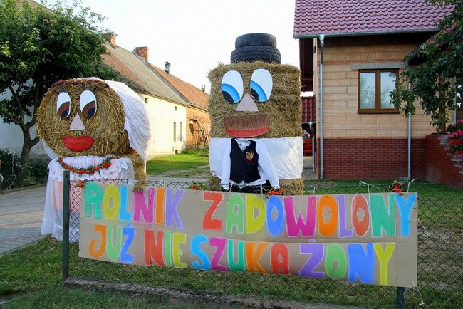 Dożynkowe dekoracje z balotów słomy (kilka zdjęć)