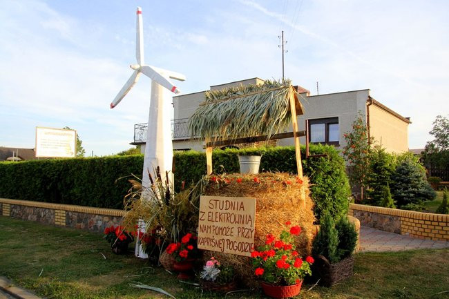 Dożynkowe dekoracje z balotów słomy (kilka zdjęć)