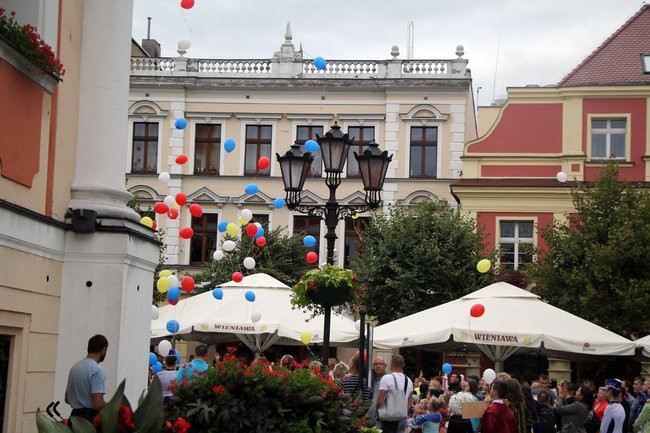 Tłumy ludzi oddały hołd królewskiej parze (zdjęcia i wideo)