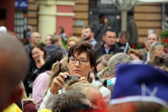 Tłumy ludzi oddały hołd królewskiej parze (zdjęcia i wideo)