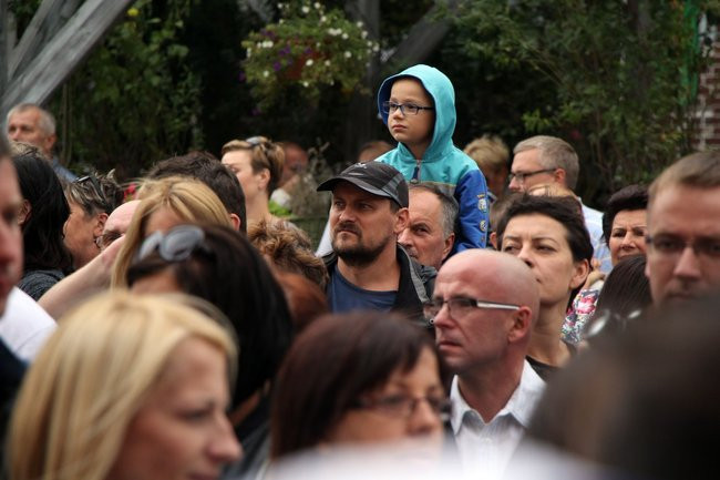 Tłumy ludzi oddały hołd królewskiej parze (zdjęcia i wideo)