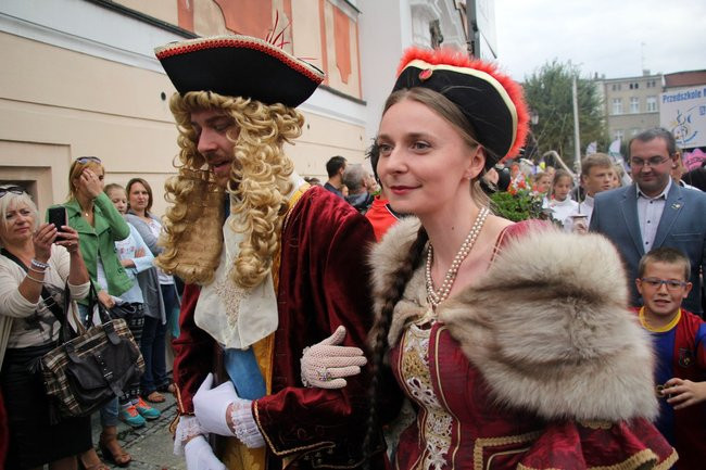 Tłumy ludzi oddały hołd królewskiej parze (zdjęcia i wideo)