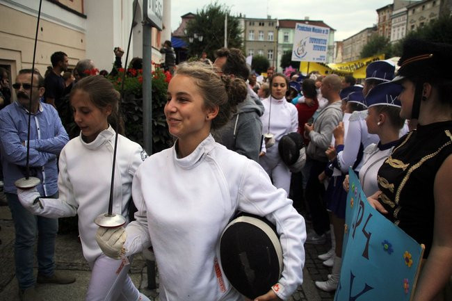 Tłumy ludzi oddały hołd królewskiej parze (zdjęcia i wideo)