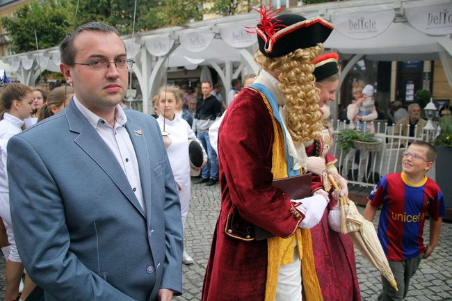 Tłumy ludzi oddały hołd królewskiej parze (zdjęcia i wideo)