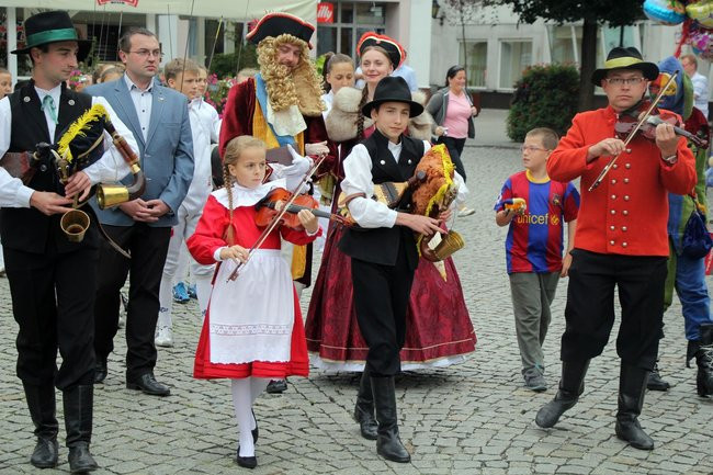 Tłumy ludzi oddały hołd królewskiej parze (zdjęcia i wideo)