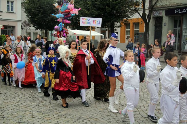 Tłumy ludzi oddały hołd królewskiej parze (zdjęcia i wideo)