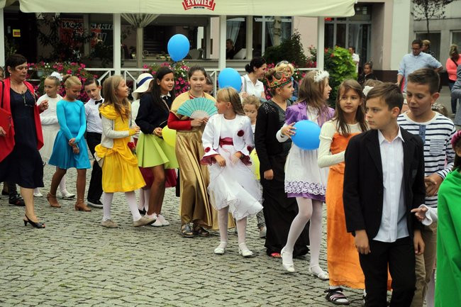 Tłumy ludzi oddały hołd królewskiej parze (zdjęcia i wideo)